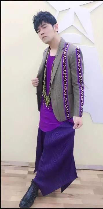 明星穿吊裆裤裤,吊裆裤穿搭风潮解析